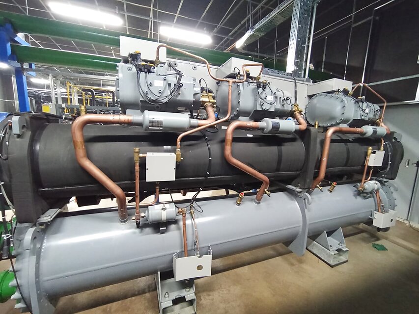 Sala de máquinas com chiller e compressores