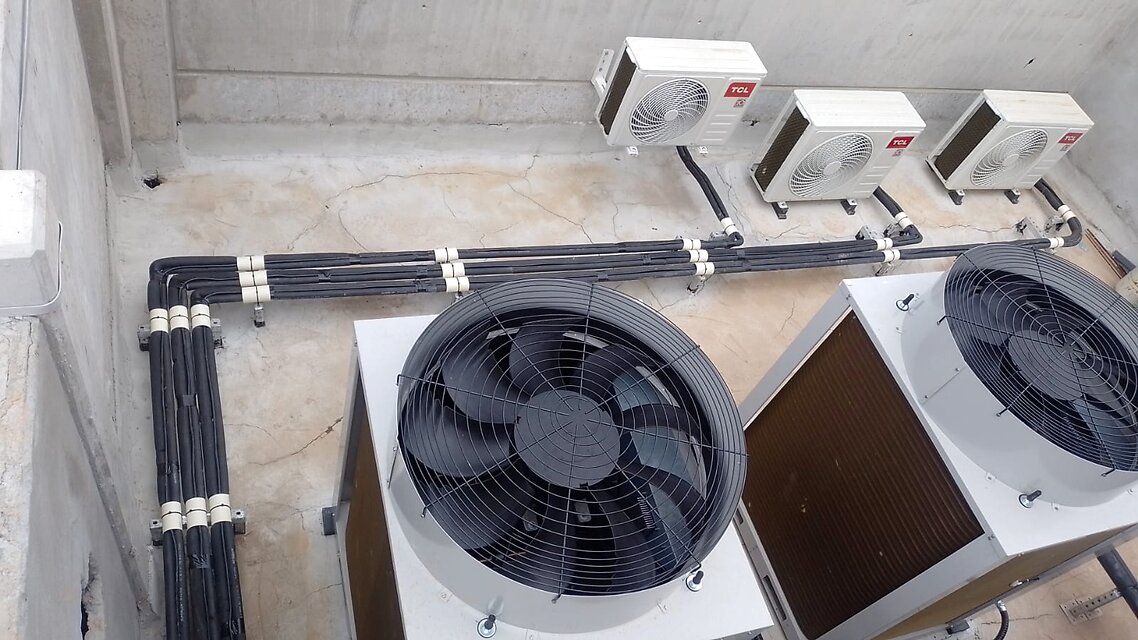 Condensadoras e ventiladores instalados